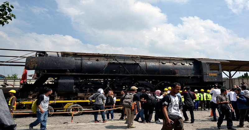 Aura Mistis di Balik Pengiriman Lokomotif Tua